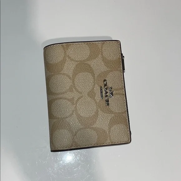 Coach Beige Signature Wallet NWOT - Picture 1 of 8